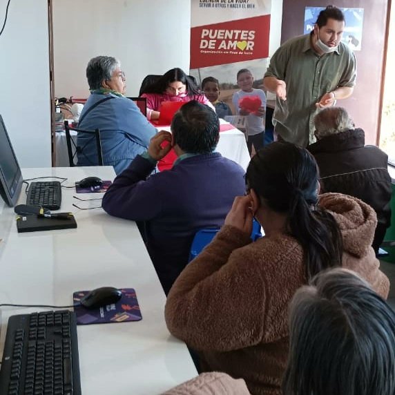 💻#RinconesTecnológicos l  Hoy se inició un programa de formación en computación básica dirigido a adultos mayores en el Rincón “Puentes de Amor”, de Achupallas, en el que adquirirán nociones y herramientas que les permitirá comenzar a manejarse en la sociedad digital #PorTodas