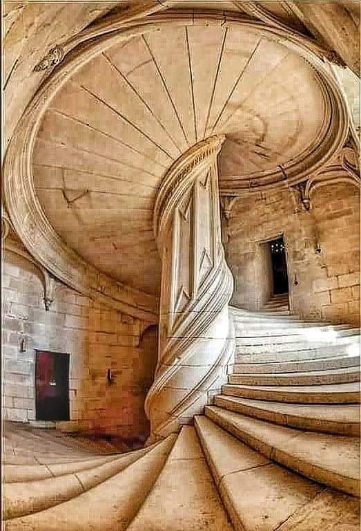 Castello di Chambord, all' interno vi è una scala progettata da Leonardo Da Vinci nel 1516

#RaccontoUnLuogo #CasaLettori