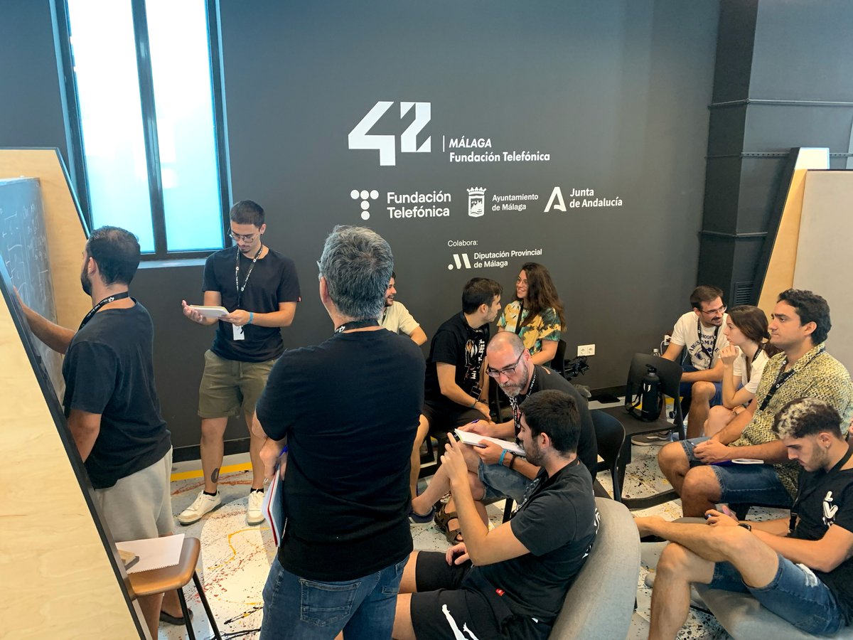 42malaga_ft's tweet photo. 🚀 <Day 10/>
De momento, los manguitos no han sido necesarios. Nuestros/as pisciners saben mantenerse a flote la mar de bien.
#Malaga #welovecode #campus https://t.co/rWlmLZHxgC