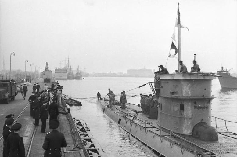 nachomdeo's tweet photo. Fue también una mañana fría y nublada como la de este 17 de agosto, pero del año 1945, cuando el submarino alemán U977 apareció frente a la base naval de Mar del Plata. Habían pasado meses desde el fin de la guerra y su rendición inició una cadena de misterios aun sin resolver https://t.co/CkhhpEbyrj