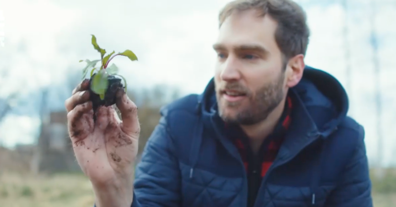 UNCCD's tweet photo. ❝The critical skill that will determine whether humanity survives on this planet is developing our relationship with the #soil.❞  

In this @ARTEde documentary @artepierre @stenkaaa explore solutions to #ClimateCrisis and #Desertificaton that lie under our feet.

#UNited4Land