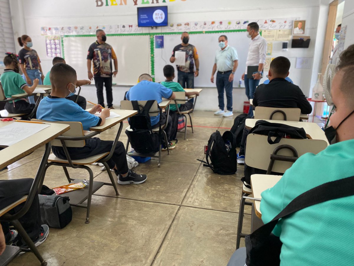 Es importante escuchar de primera mano las necesidades de nuestros maestros y estudiantes en el inicio de este nuevo año escolar. 

Hoy visitamos la escuela Segunda Unidad Eugenio María de Hostos en Cayey. Agradecido de su Director, maestros y estudiantes.