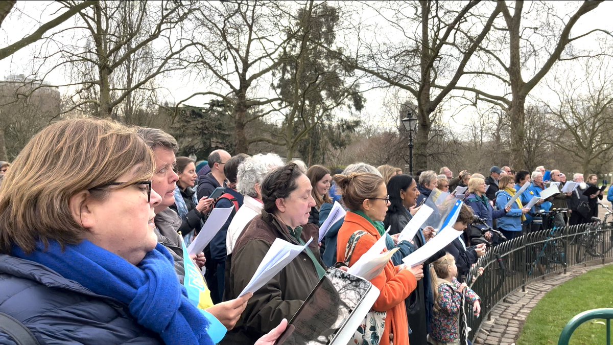 TheBachChoir's tweet photo. ⭐️Our 21/22 story - part 5 - Sing for Ukraine⭐️
In March we united London's choral community for a fundraiser in Hyde Park to #SingforUkraine. £12,000 was raised for @decappeal in total. Please consider donating to them here - https://t.co/cCat1ACREX https://t.co/uVlnyvNr05