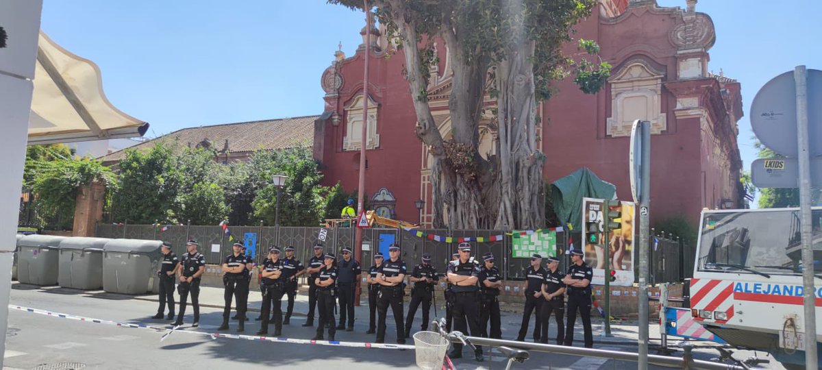 MemoriaHis's tweet photo. Una parroquia de Sevilla solicita la tala de un #ficus centenario sano, y se lo conceden. Los policías, haciendo cordón de seguridad, se refugian bajo el antes de cortarlo. La importancia de los árboles en una foto. Mejor quitar la parroquia. Asco.  (https://t.co/WxllcLOhuF) https://t.co/Tz3RTBkLZO
