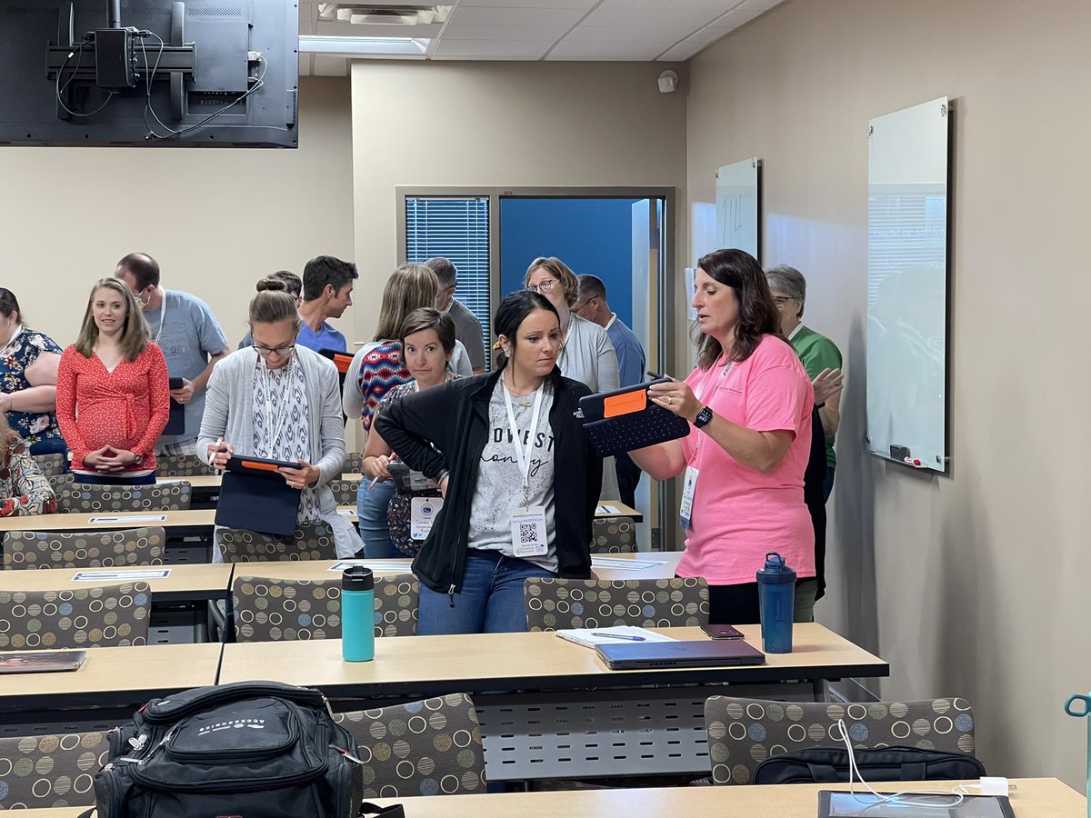 WIREDConference's tweet photo. Sessions have started at #WIREDConference!  Creativity in learning helps to engage our learners!  Look at this group of educators digging deep with their teaching and learning tools!  #4Cs https://t.co/1K8Hv9bQh2