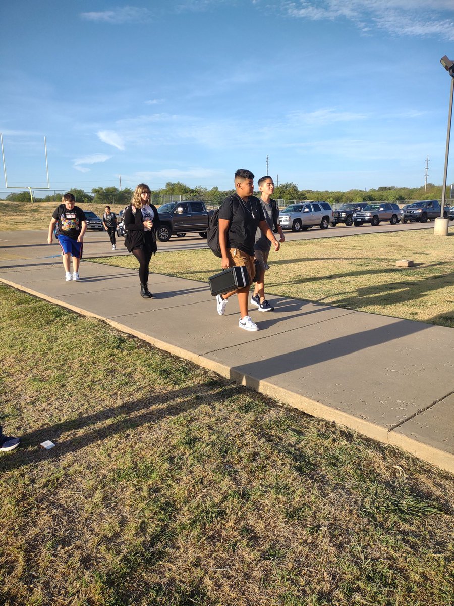 LoflinMS's tweet photo. It is finally here. The start to the first day went smooth. Can't wait to see what the year brings. #firstdayofschool #rowrtheboatlms #bebetterlms #takeFlightJISD https://t.co/v0KKrwJ4RB