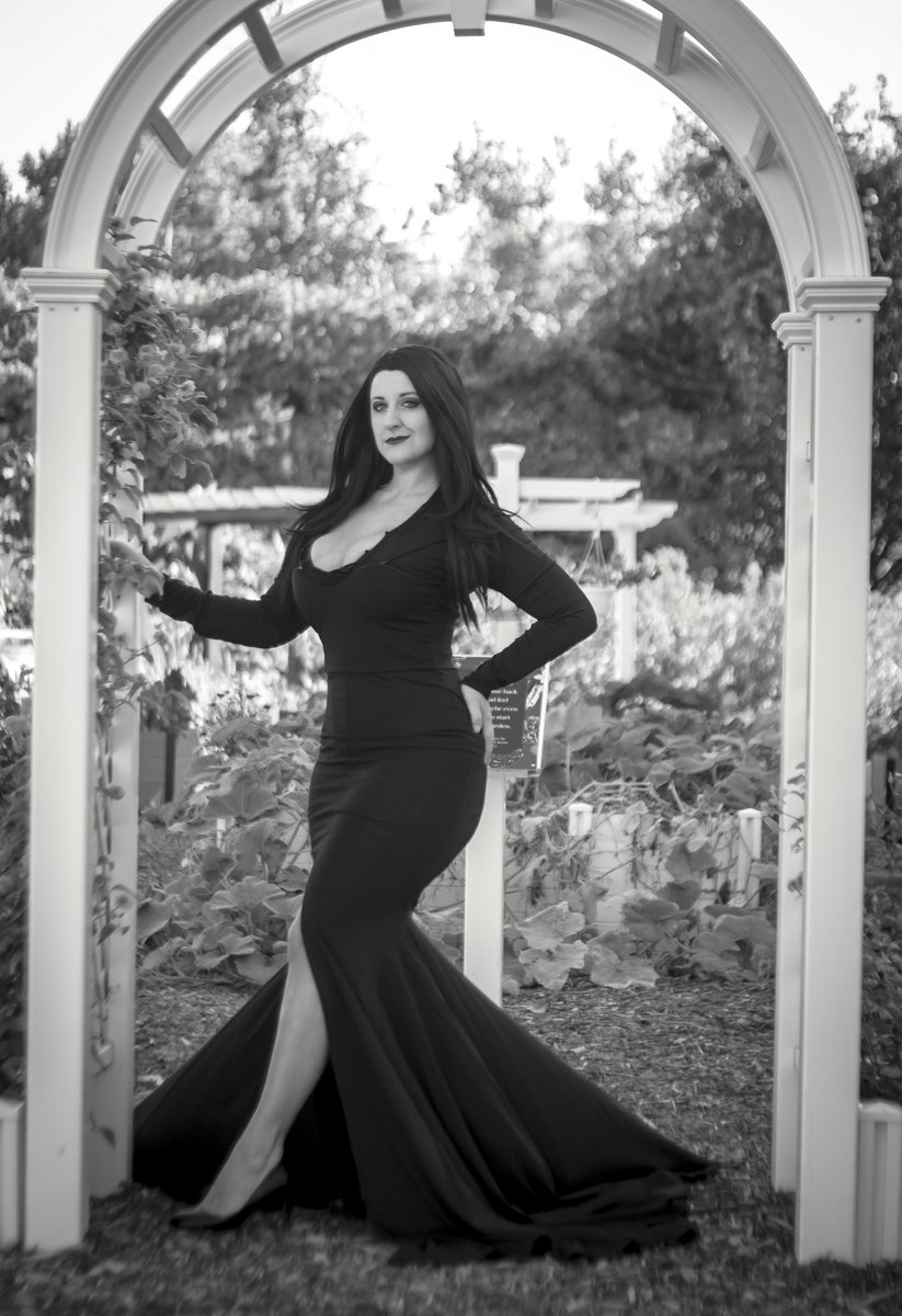 IncognitoPhotog's tweet photo. 🖤🤍

#AddamsFamily #MorticiaAddams https://t.co/3eH3e4F9jm
