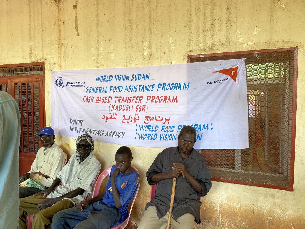 IschEmmanuel's tweet photo. I’ve had the privilege of working with dedicated World Vision colleagues in various parts of the world. More recently in Sudan and Zimbabwe. Always ready to roll their sleeves up. #worldhumanitarianWeek https://t.co/uZkiKvfdQM
