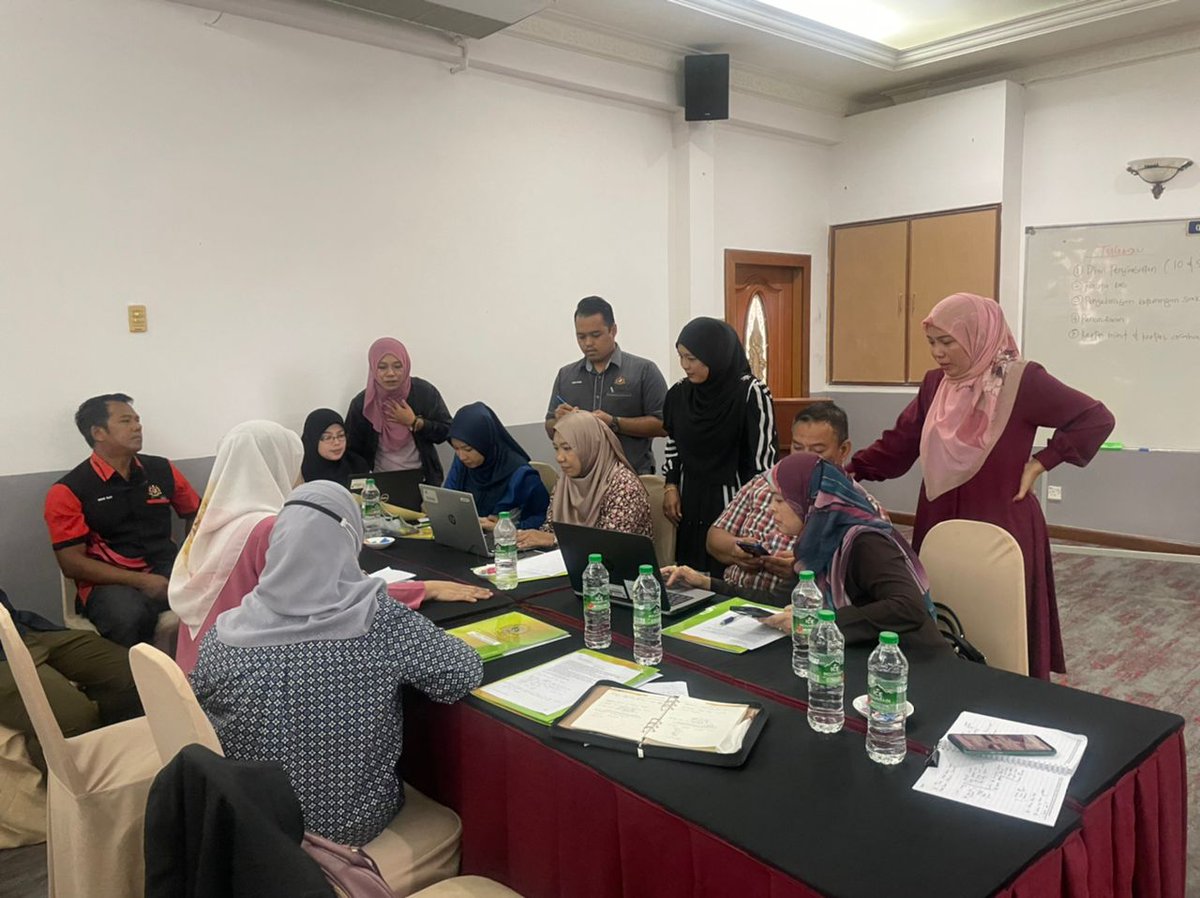 relamalaysia's tweet photo. 17 Ogos 2022 | Rabu :
Modul Kursus Asas Siasatan yg bsambung hari ini dgn penyediaan akhir bg melengkapkan kajian kes (case study) kumpulan sblm diulas penceramah &amp; fasilitator dari SPRM.

@KDNPUTRAJAYA @dhzhamzah @IsmailSaid087 @jonathanyasin @wandahlan @yahyakgc https://t.co/HWbqXYtDkh