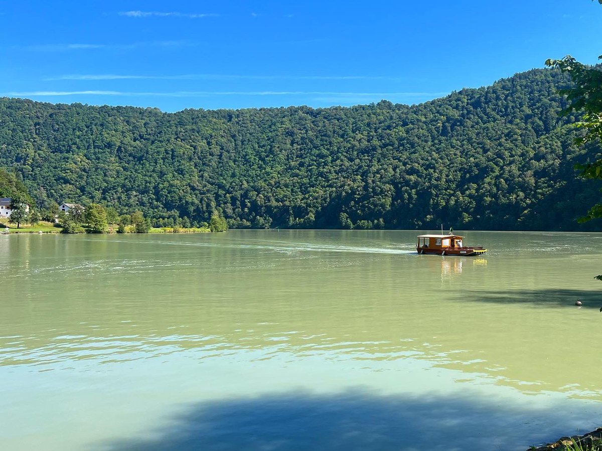 alexandermilas's tweet photo. What a beautiful part of the world. We followed the Danube from Passau to Linz and it felt like a dream - I’m feeling very, very fortunate. #danube #passau #linz #danubecyclepath #austria #truants #cyclinglife @heavymetalcc @hmtruants https://t.co/42q8KcUeJx