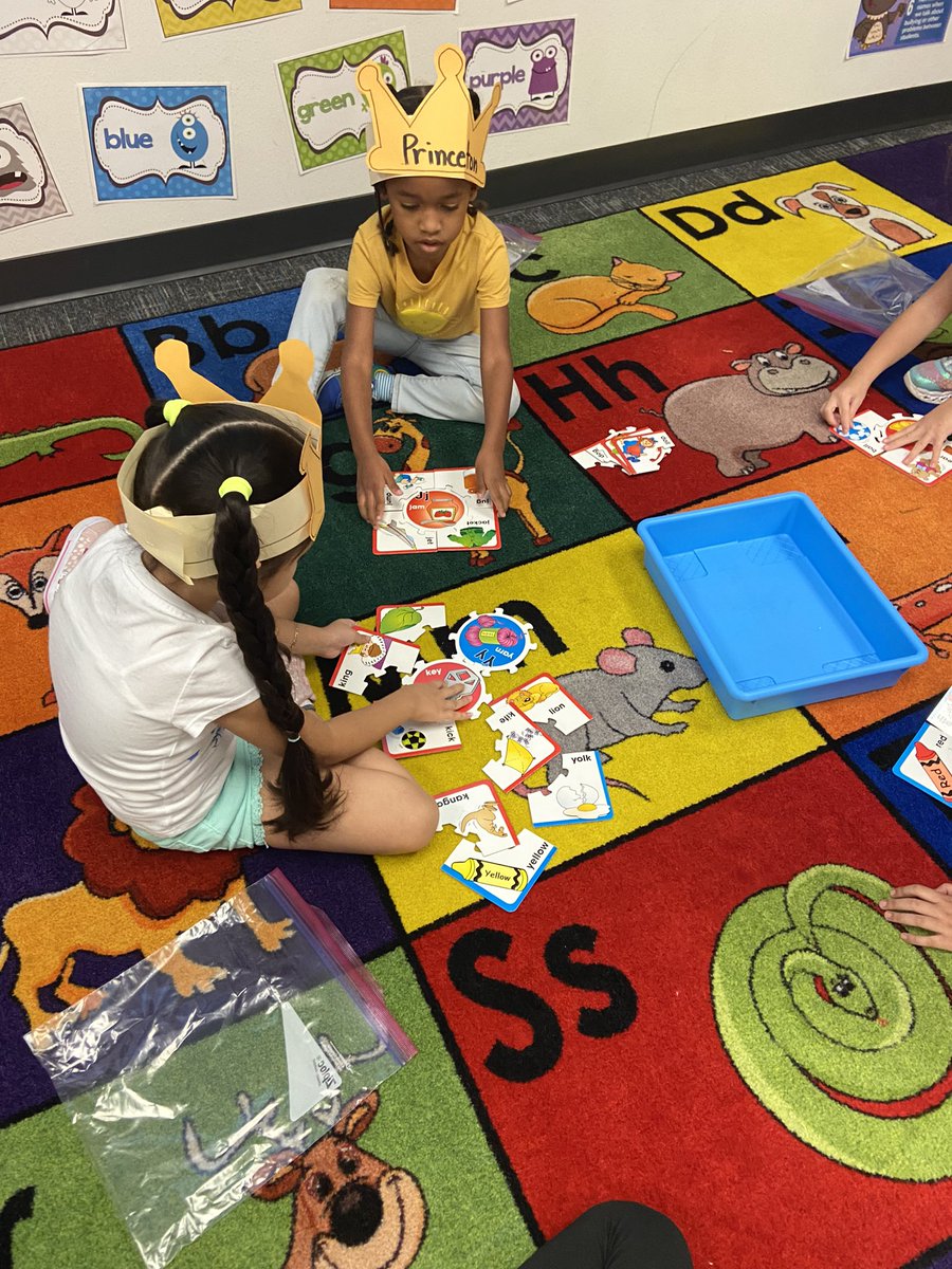 level_up_ESL's tweet photo. @SpearsElem  @spearskinder  Mrs.Sherman’s students working on stations the FIRST WEEK!  Way to go kinder! https://t.co/NdKsSQ1PYA