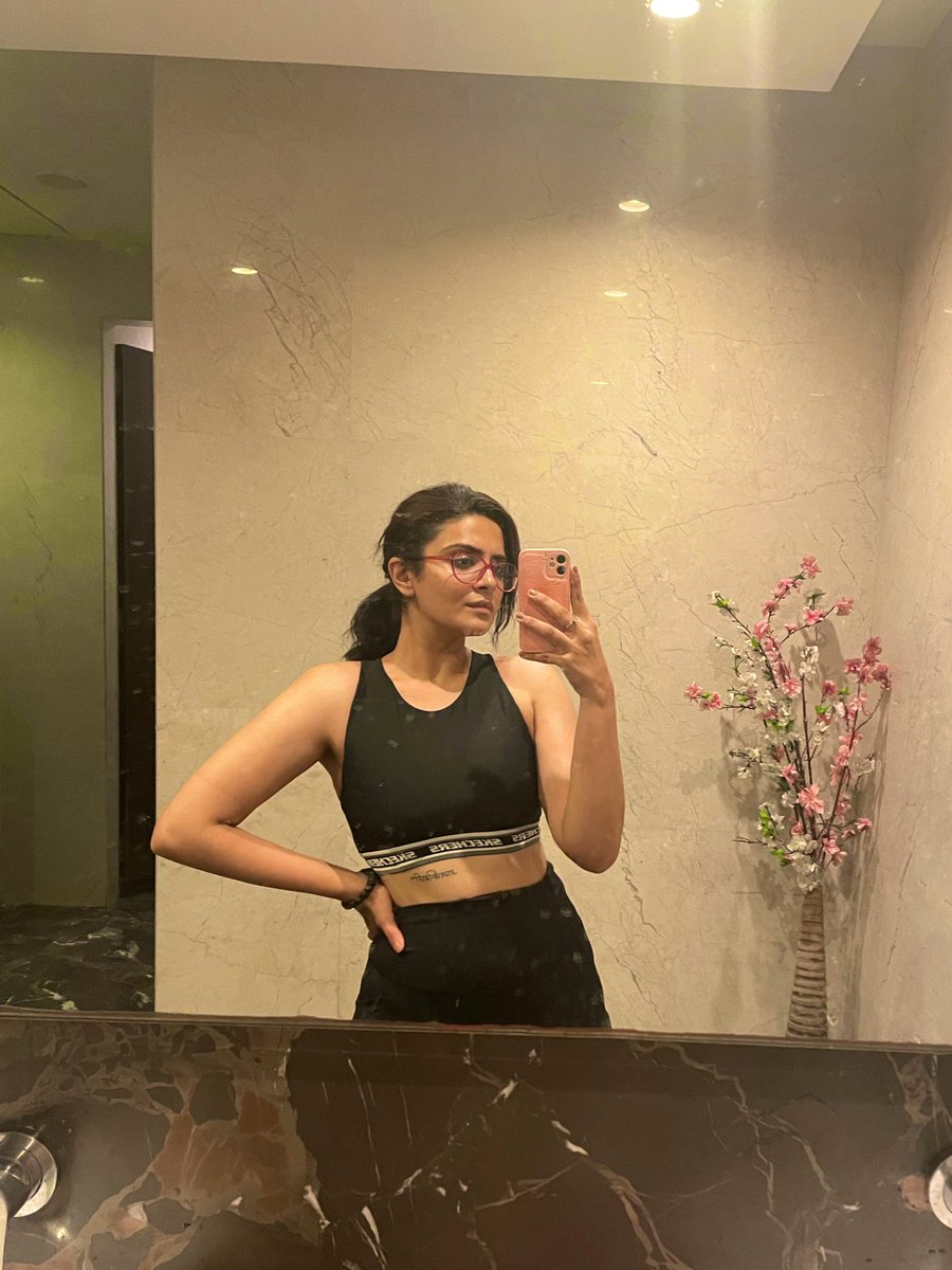 Gym room selfies. 

#gym #mirrorselfie #postworkout #bathroomselfie #exercise #sweatsesh