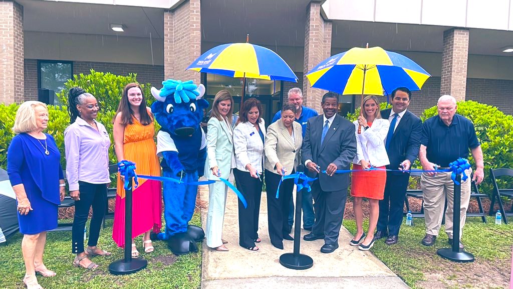 SCCharterSchool's tweet image. The rain didn’t dampen the excitement at @MidlandsMidCol Ribbon Cutting!  MMC opened its new 8,800 sq.ft. building. It provides dedicated classrooms for MMC students &amp;amp; teachers. Thank you @PamelaEvette @MicahCaskey for supporting MMC &amp;amp; charters in South Carolina. 
#MyCharterSC