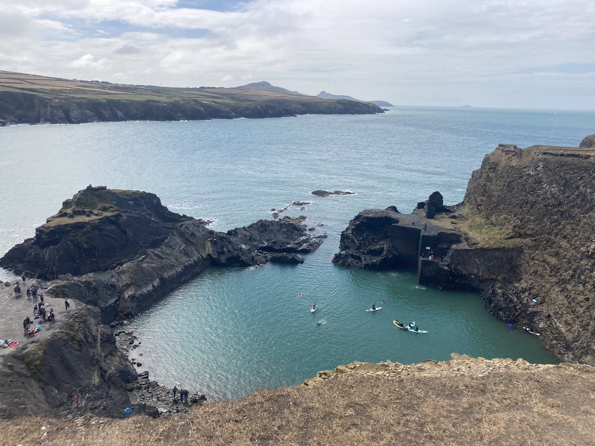 KateJen75464406's tweet photo. Cannot rate the benefits of daily walks enough! Nothing beats getting outside in fresh air and nature for clearing the mind 🧠 appreciating these stunning views at Abereiddi, Pembrokeshire today 🏴󠁧󠁢󠁷󠁬󠁳󠁿 #SummerWellbeingWeek @MHFAEngland https://t.co/9NiSXXAz9y