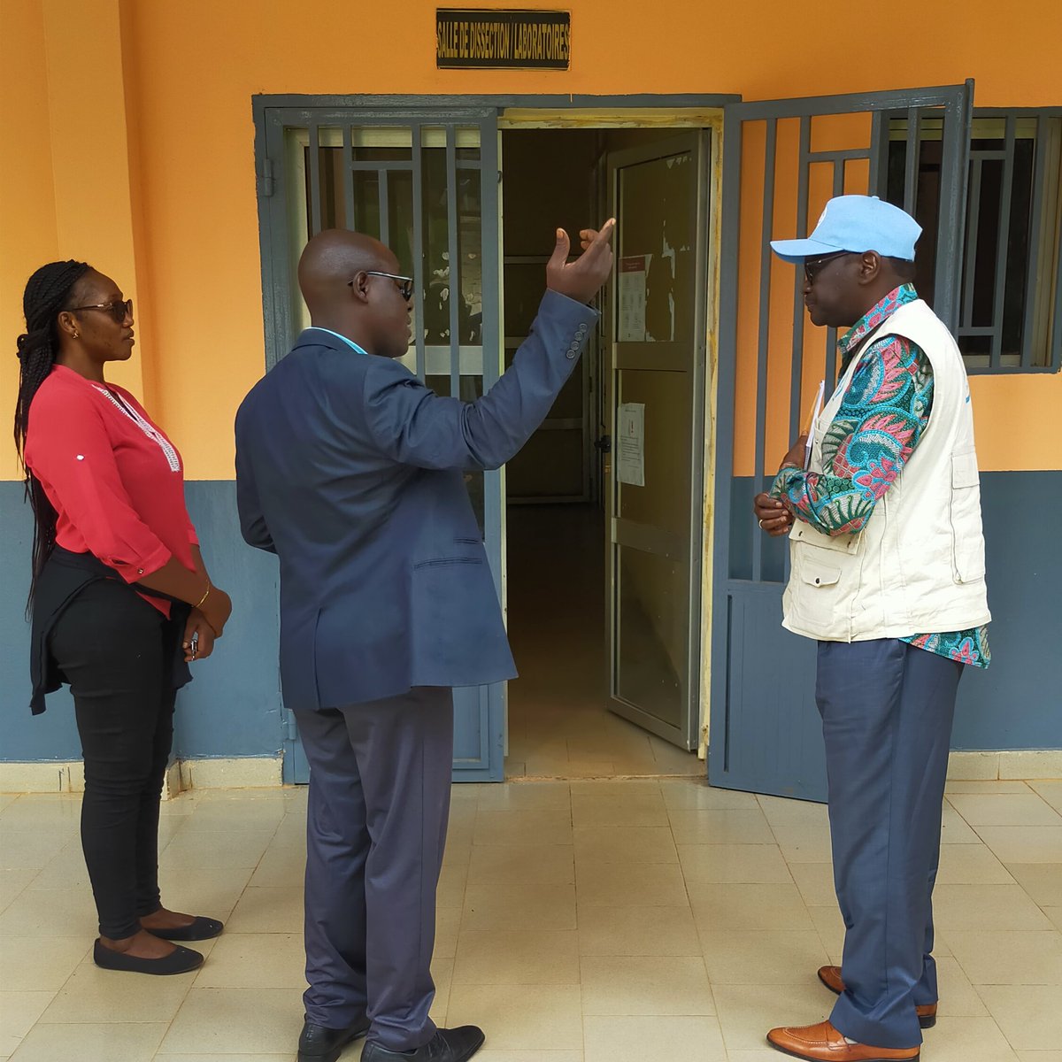 FAOGuinee's tweet photo. Le Chef d'Equipe ECTAD @racine004 a visité le labo de @IssmvD, qui a reçu l’appui de la #FAO et @USAID. Le labo est opérationnel et détecte la #Rage, la #Grippe_Aviaire, l'#Anthrax, la #Brucellose, la #PPR et les #Parasitoses. @FAOemergencies @FAOLivestock #OneHealth https://t.co/13DqHLaORI