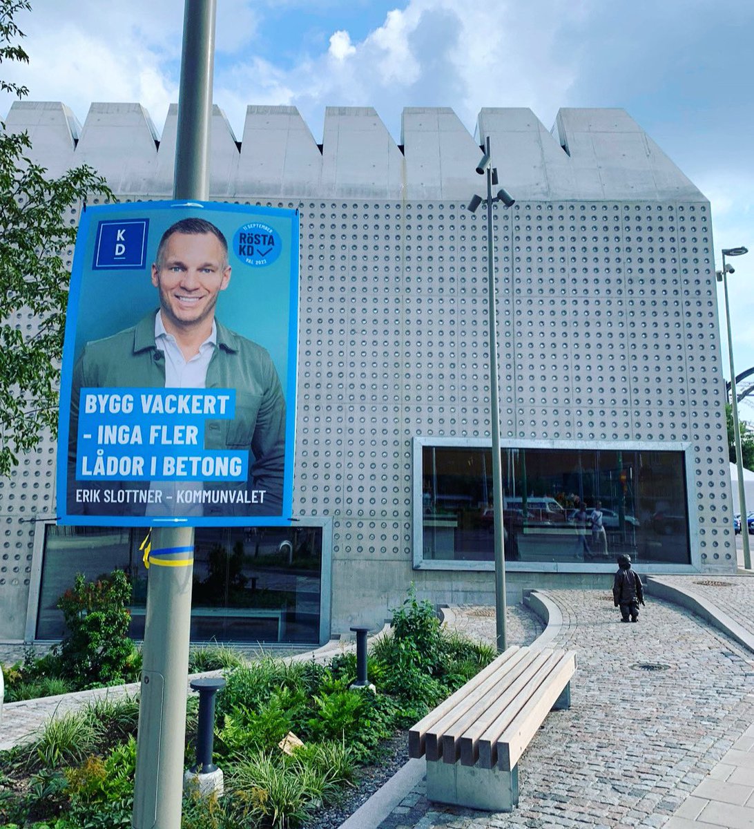 Bygg vackert - inga fler lådor i betong  

I stället för lådor i betong, borde vi bygga vidare på den klassiska arkitekturtraditionen som finns i Stockholm. I dag bygger vi för tråkigt och borde i stället satsa på att ta inspiration från den klassiska sekelskiftesstilen. #val2022