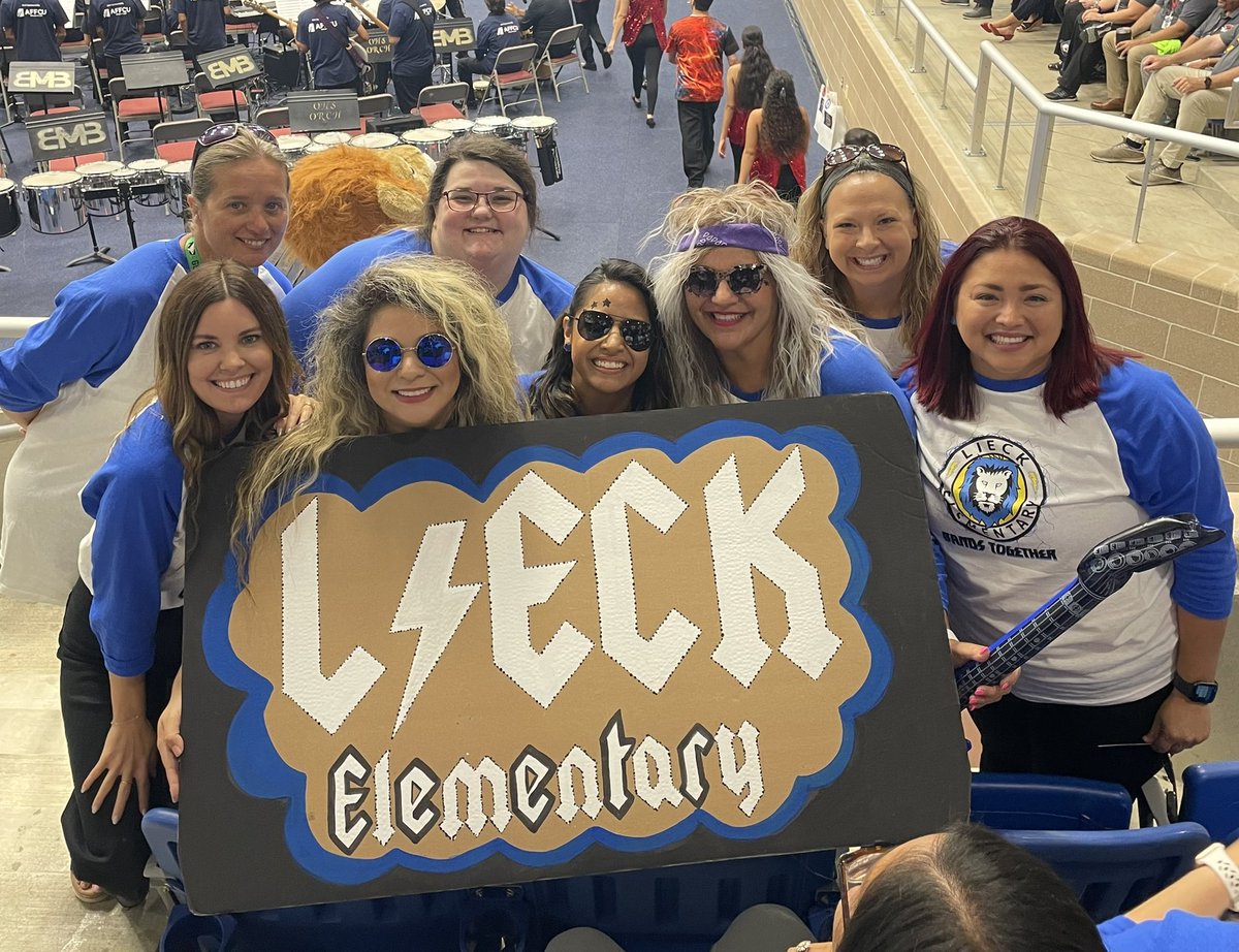 NISDLieck's tweet photo. Convocation 2022!! 🎉💙🦁#NISDIgnited https://t.co/e3TdgAqiGk