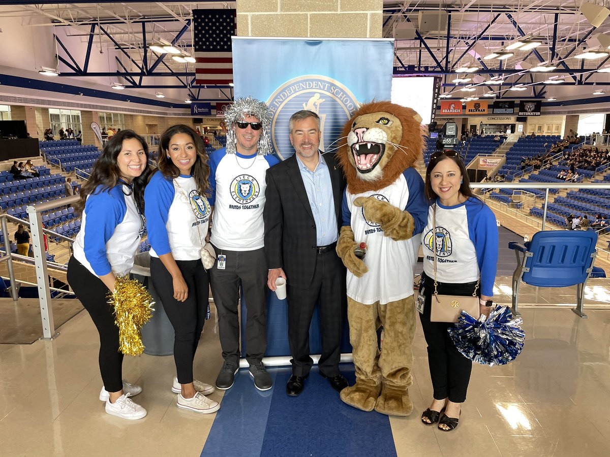 NISDLieck's tweet photo. Convocation 2022!! 🎉💙🦁#NISDIgnited https://t.co/e3TdgAqiGk
