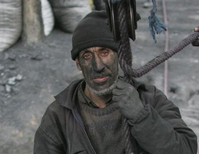 OrientaleMaroc's tweet photo. ⚫ Trois personnes sont décédés par asphyxie hier dans la province de #Jerrada dans une mine de charbon légale. Les trois hommes décédés dans la commune de Laaouinate étaient âgés de 43 à 52 ans. Une enquête a été ouverte par les autorités pour faire la lumière sur ce drame. https://t.co/LAMdGsPjHU