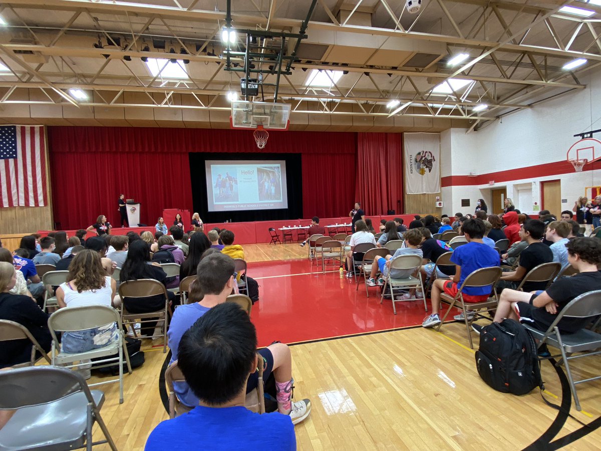 DPS109's tweet photo. 8th graders at @109Shepard coming together to meet to close out their first day! #ShepardWay #SMSPride @cybulski_chris @GingerLogemann https://t.co/SWXTKeEOpK