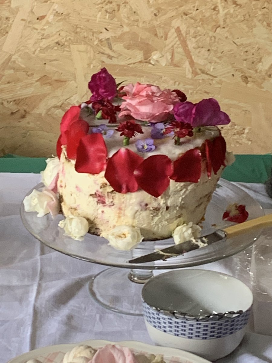 Such a pleasure to present @QueensAwardVS to @SBfireandwater. A wholly voluntary group providing a vibrant dynamic cultural hub in Sowerby Bridge, supporting community growth and learning; with visionary plans for the future. Wonderful celebratory cake too!