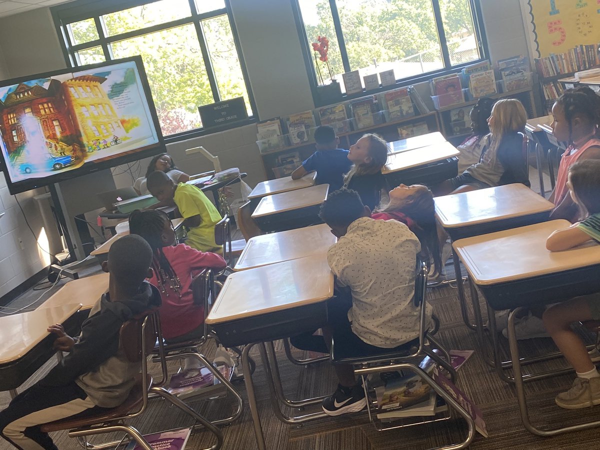 jleclair702's tweet photo. @ops_sunnyslope students learning vocabulary, reading skills, and classroom expectations all at the same time! #opsproud https://t.co/kNifFAGNhS