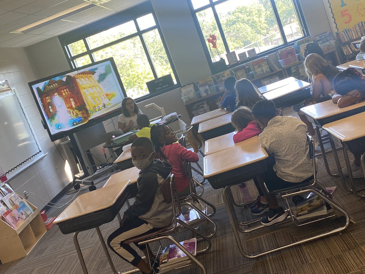 jleclair702's tweet photo. @ops_sunnyslope students learning vocabulary, reading skills, and classroom expectations all at the same time! #opsproud https://t.co/kNifFAGNhS