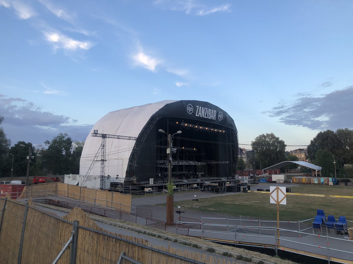 boris_ravignon's tweet photo. P’tain… 2 ans ! 

Ce soir, nous célébrons avec bonheur nos retrouvailles avec  #cv22 #cabaretvert 2022, au cœur de @VilledeCMz et de l’#ardenne 

Bon festival à tous ! Merci, merci,
merci aux organisateurs @asso_flap et à l’armée entière des bénévoles ! https://t.co/aICaslYESH