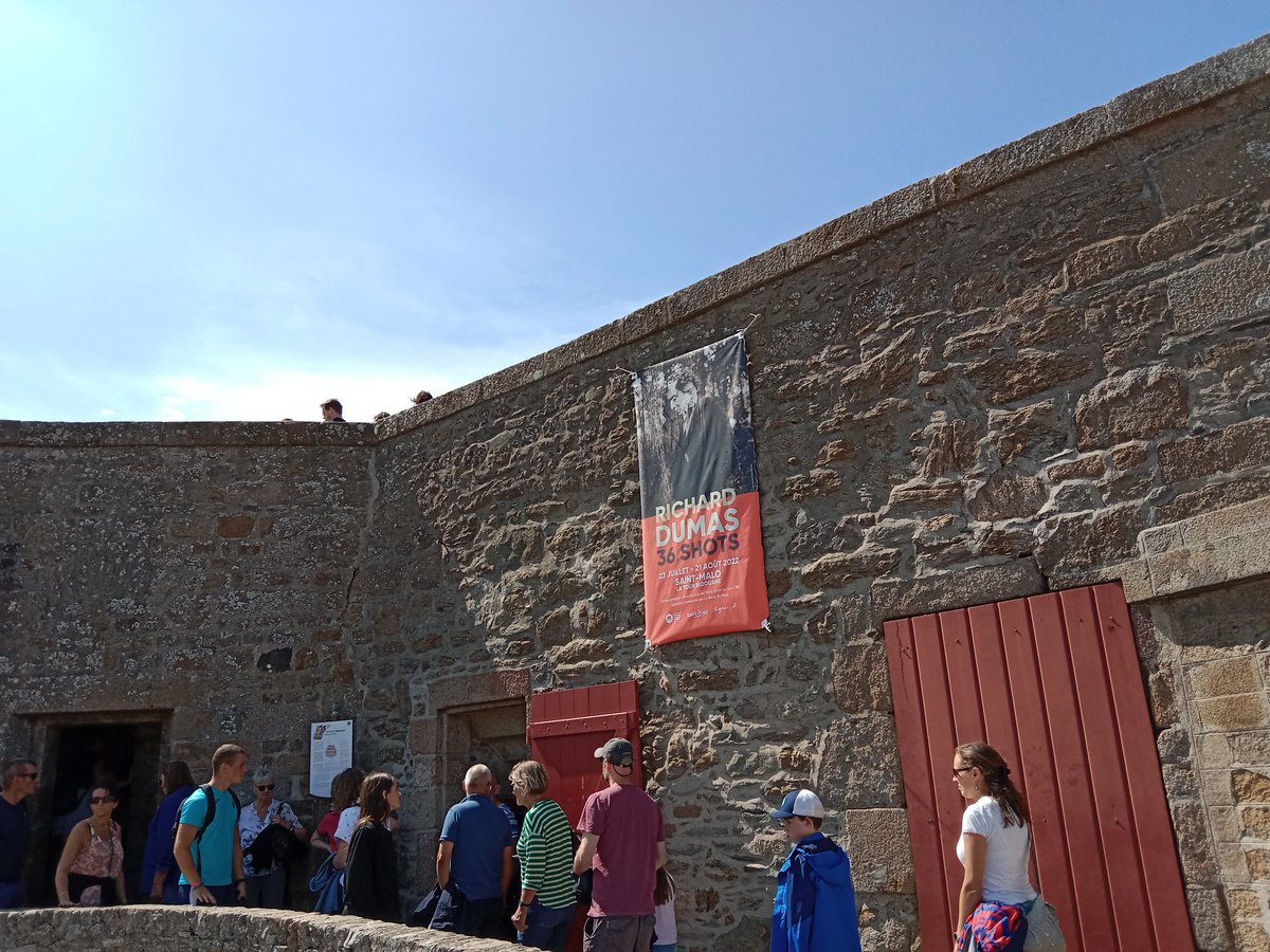 popisonfire's tweet photo. 📷 Superbe expo photos de Richard Dumas à voir @laroutedurock. Tour Bidouane avec Dominique A, Lou Reed, Étienne Daho, Nick Cave, Fontaines DC... Entrée gratuite.
#RDR2022 #routedurock #stmalo https://t.co/IFbx7w42H3