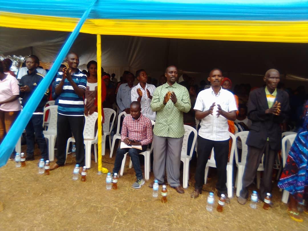 RwandaEast's tweet photo. Abayobozi b'imidugu n'utugari bo mu Mirenge ya Musha na Gahengeri bemereye Guverineri @EKGasana ko bitarenze ukwezi kwa Kanama 2022, abaturage bose bazaba bamaze gutanga ubwisungane mu kwivuza. https://t.co/WRGPvi5gOd