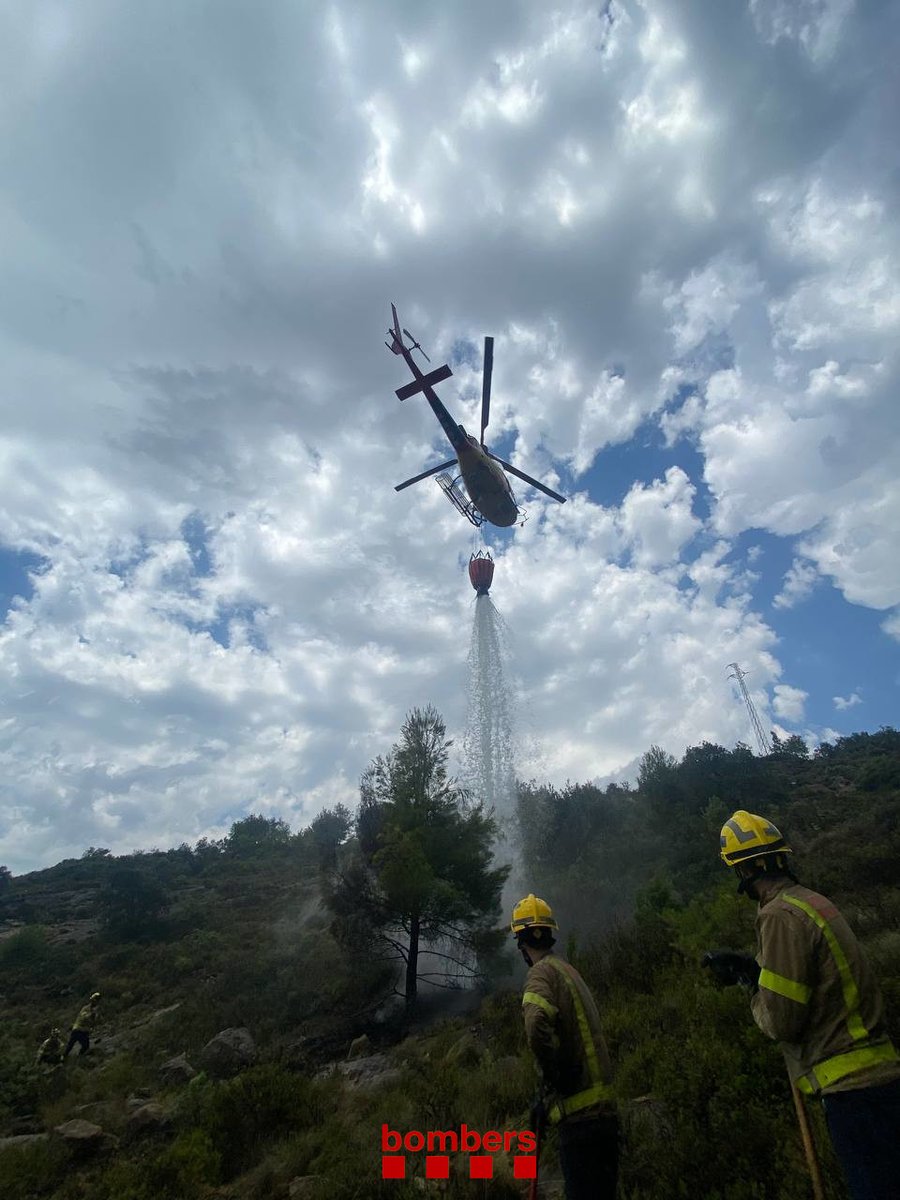 bomberscat's tweet photo. #Bomberscat #EPAF hem treballat per extingir un foc al camí vell de Talarn, a Tremp (avís 13.43h). Han cremat uns 500 m² de vegetació. Hi hem treballat:
🚒 3 dotacions terrestres
🚁 1 Helicòpter bombarder d'aigüa https://t.co/WzeWtGu6H8