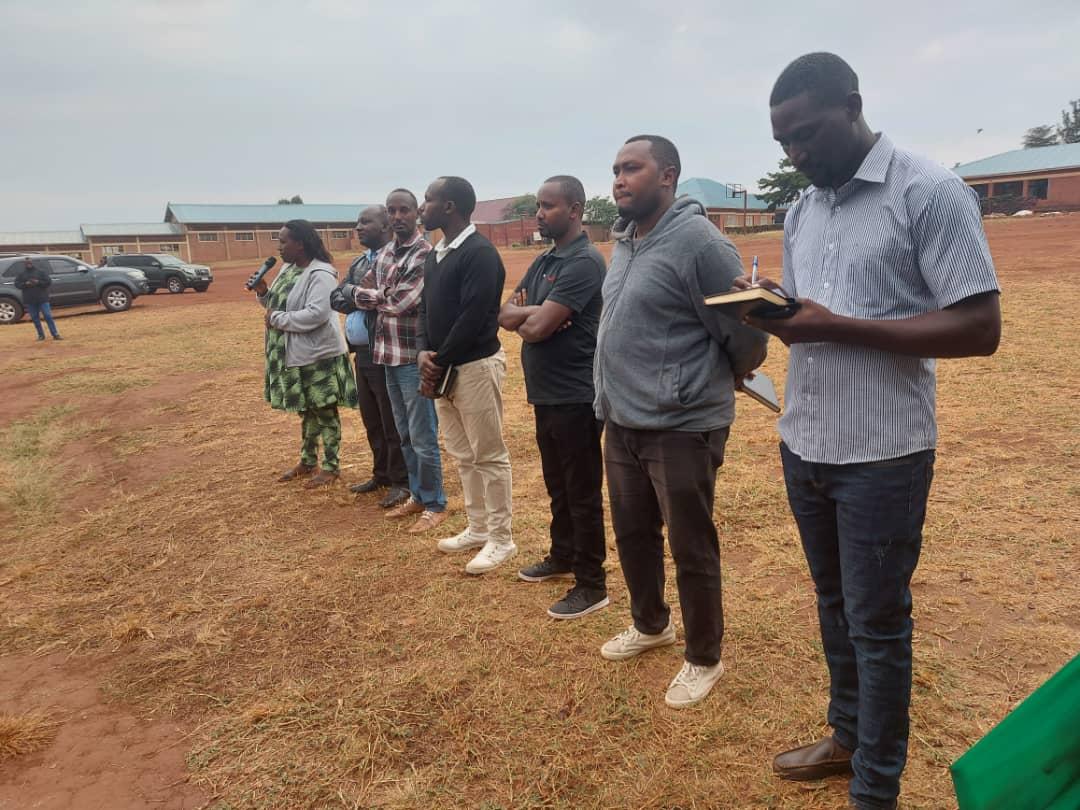 RwandaEast's tweet photo. Abayobozi b'imidugu n'utugari bo mu Mirenge ya Musha na Gahengeri bemereye Guverineri @EKGasana ko bitarenze ukwezi kwa Kanama 2022, abaturage bose bazaba bamaze gutanga ubwisungane mu kwivuza. https://t.co/WRGPvi5gOd