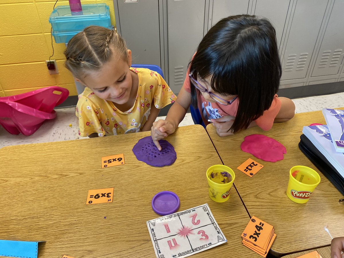 katherinecleary's tweet photo. Building arrays #pairshare #kagan @NatcherElem https://t.co/kvFHqn3mvS