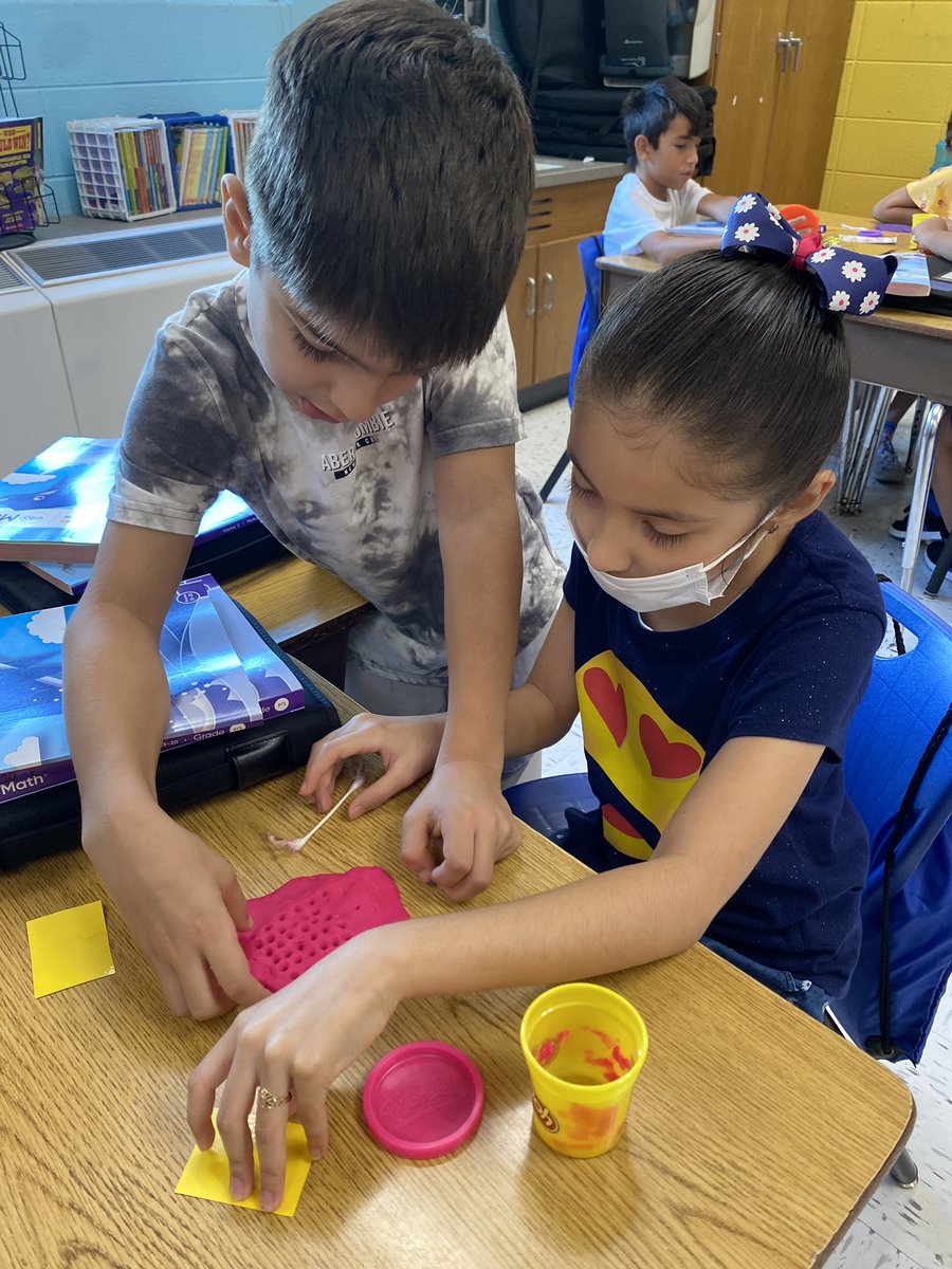 katherinecleary's tweet photo. Building arrays #pairshare #kagan @NatcherElem https://t.co/kvFHqn3mvS