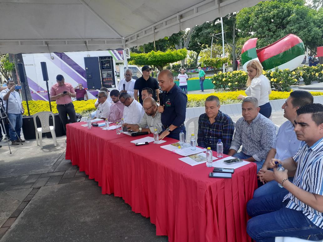 cahuca1814's tweet photo. Desde Tuluá, los alcaldes del centro y norte del Valle le solicitan al gobierno nacional que se liberen los recursos del DPS para la terminación de las obras que se encuentran en marcha y que han sido afectadas en sus presupuestos. https://t.co/8U0NXUncEA