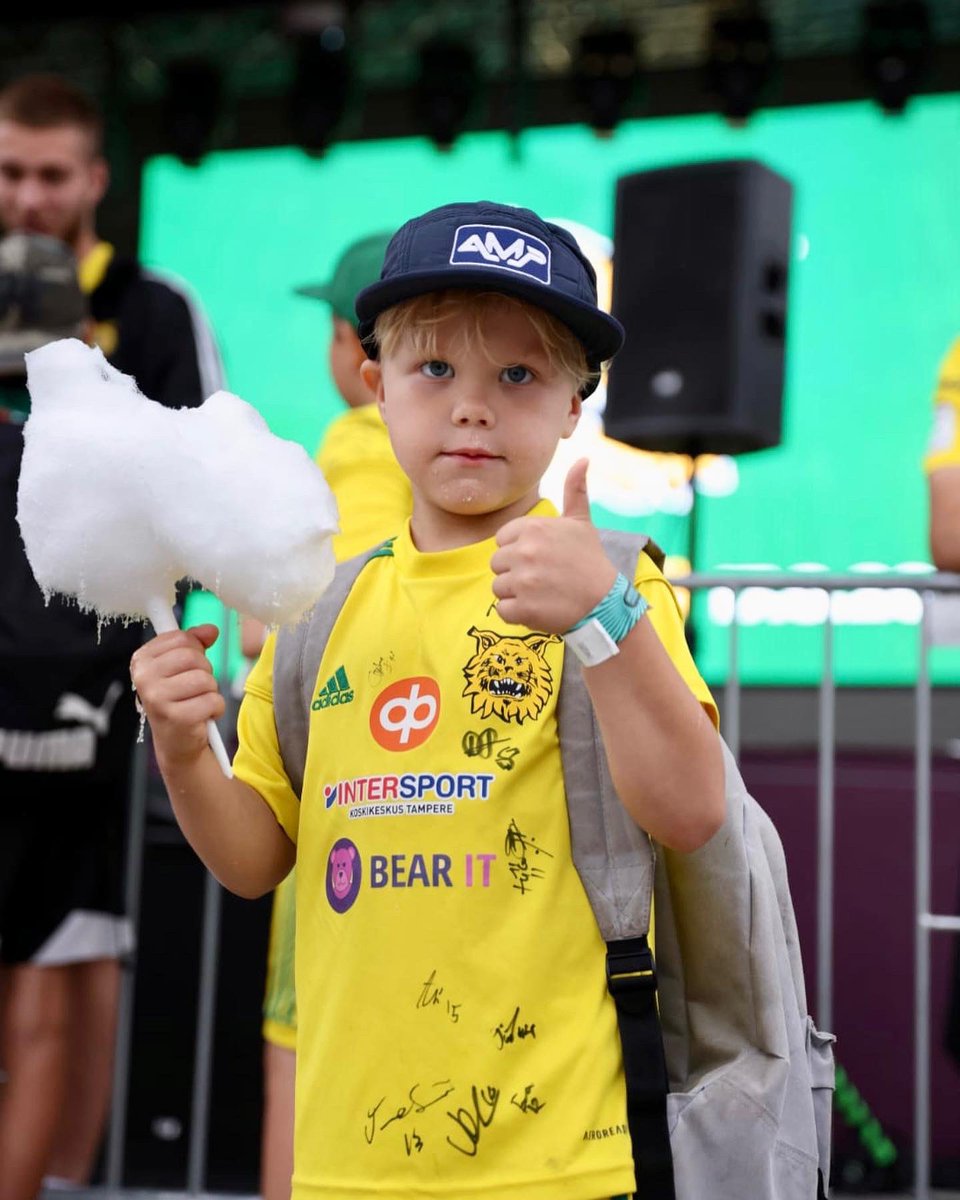 ilvesfootball's tweet photo. Ilves-Päivä käynnissä! 😻

@IlvesJuniorit 

#ilves #keltavihreä #ilvespäivä #tampere #särkänniemi https://t.co/nYbFZU3qjf