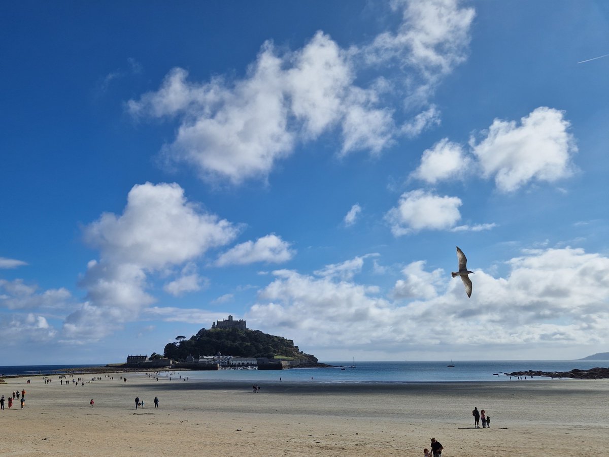 What a day for a gig race! We're live from 7pm, join us for the Across the Bay race from Marazion to Porthleven.