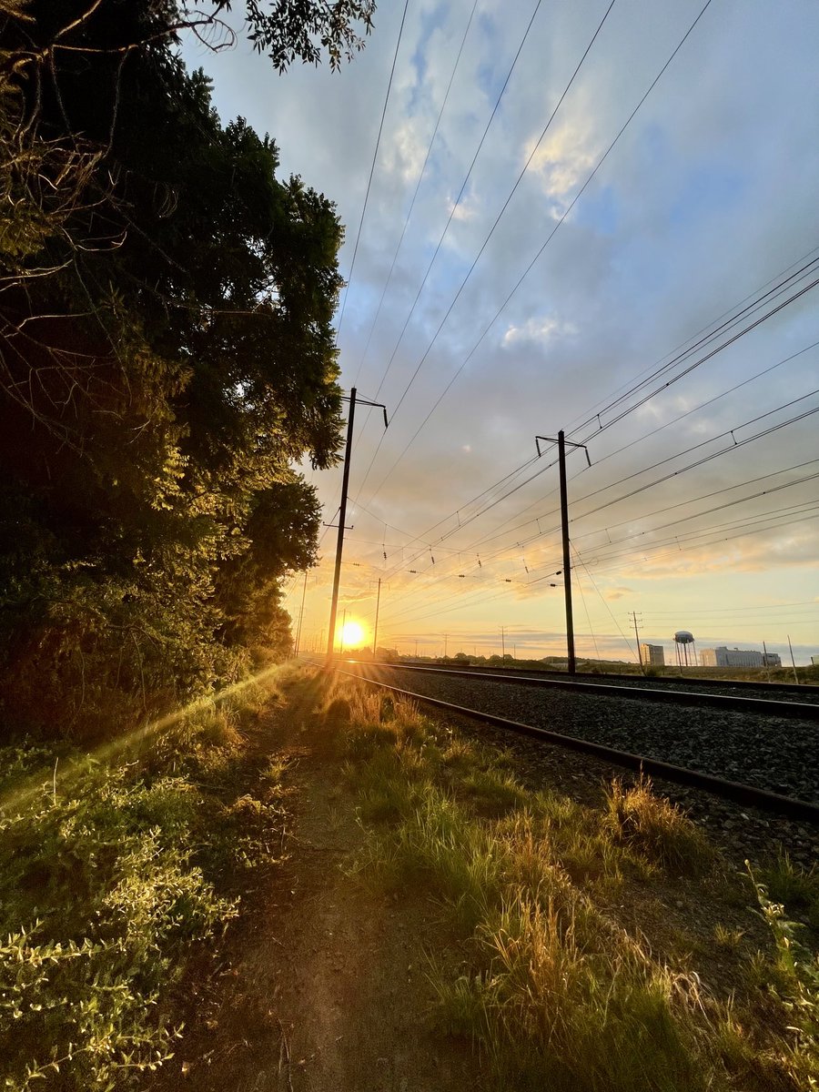 abigailin's tweet photo. 6:36am 
It’s not until I look at the picture that I notice the electrical lines https://t.co/xscRaXA1yK