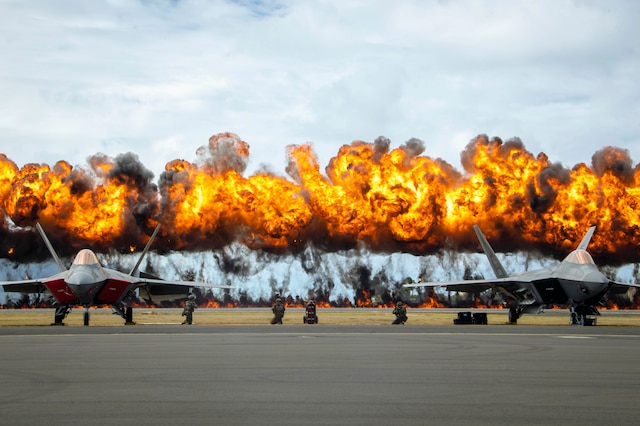 AuthorLAColby's tweet photo. Service members stand behind two Air Force F-22 Raptors for the “Wall of Fire” demo during an air show at Marine Corps Base Hawaii
🔥
#Wednesday #airforce #f22 #raptor #Hawaii #walloffire #airshow https://t.co/KYxtbAXnxc