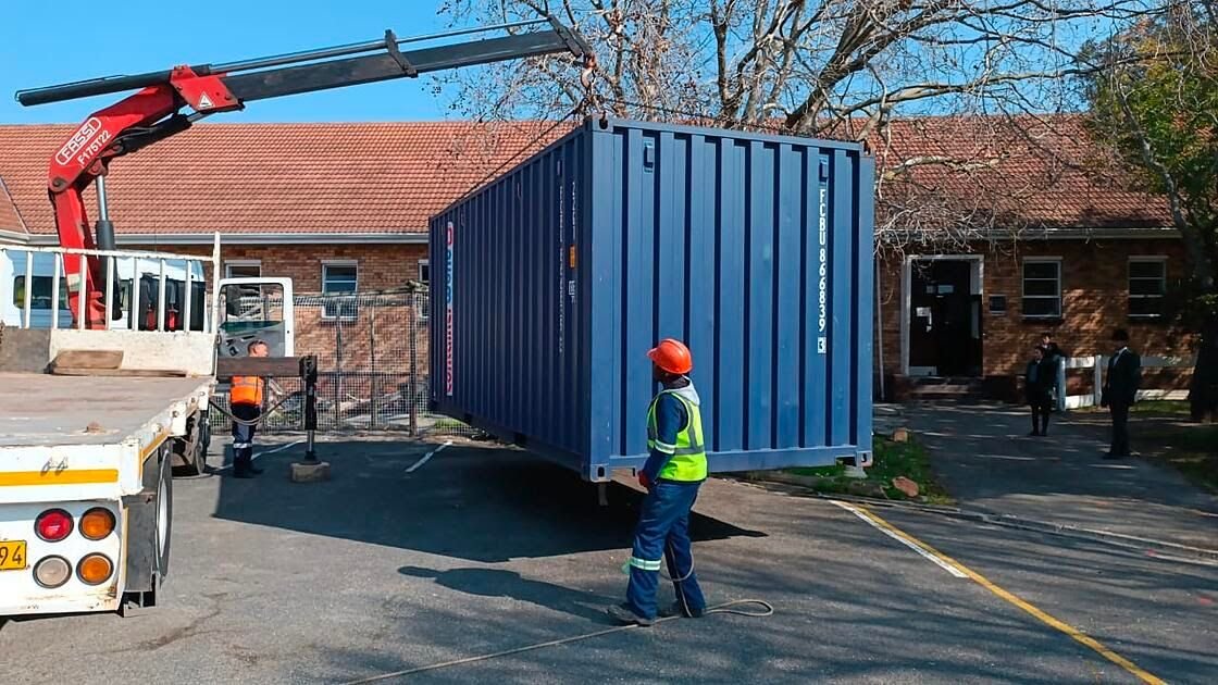 TheSunExchange's tweet photo. The mounting structures have arrived at Plumstead High School, ready for installation.
#InstallingSolar #PeoplePoweredSolar
More about this solar project: https://t.co/imEt0czG39 https://t.co/rNtOXgDMN8