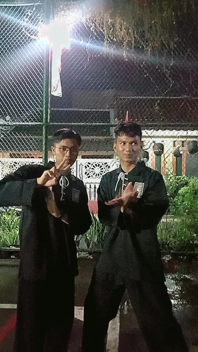 ahmadibnu1209's tweet photo. "Selama matahari masih bersinar dan terbit disebelah timur, selama bumi masih berputar dan dihuni manusia, selama itu pula Persaudaraan Setia Hati Terate tetap jaya, kekal abadi selamanya."

 PSHT jaya!!🤍🔥 https://t.co/497z54IyTd