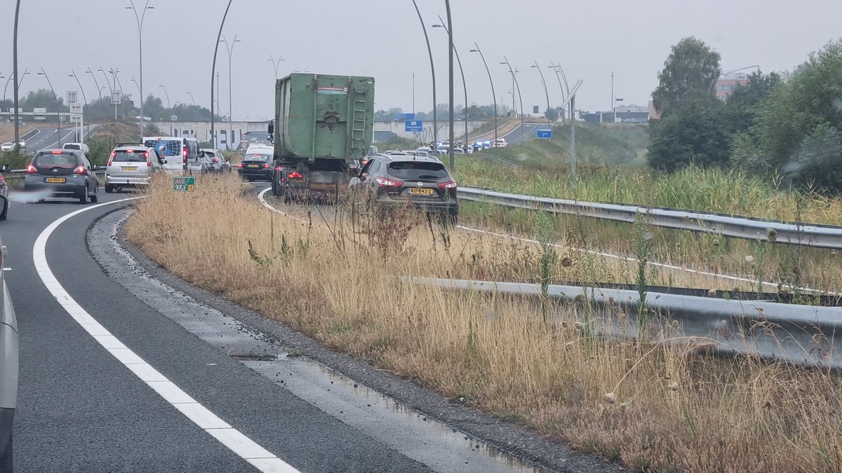 Lindialoog's tweet photo. #A2 afrit #Ekkersrijt afgesloten. Stilstaande file. Er iets gebeurd, maar ik weet niet wat. Veel zwaailichten. https://t.co/iIlwOoSizF