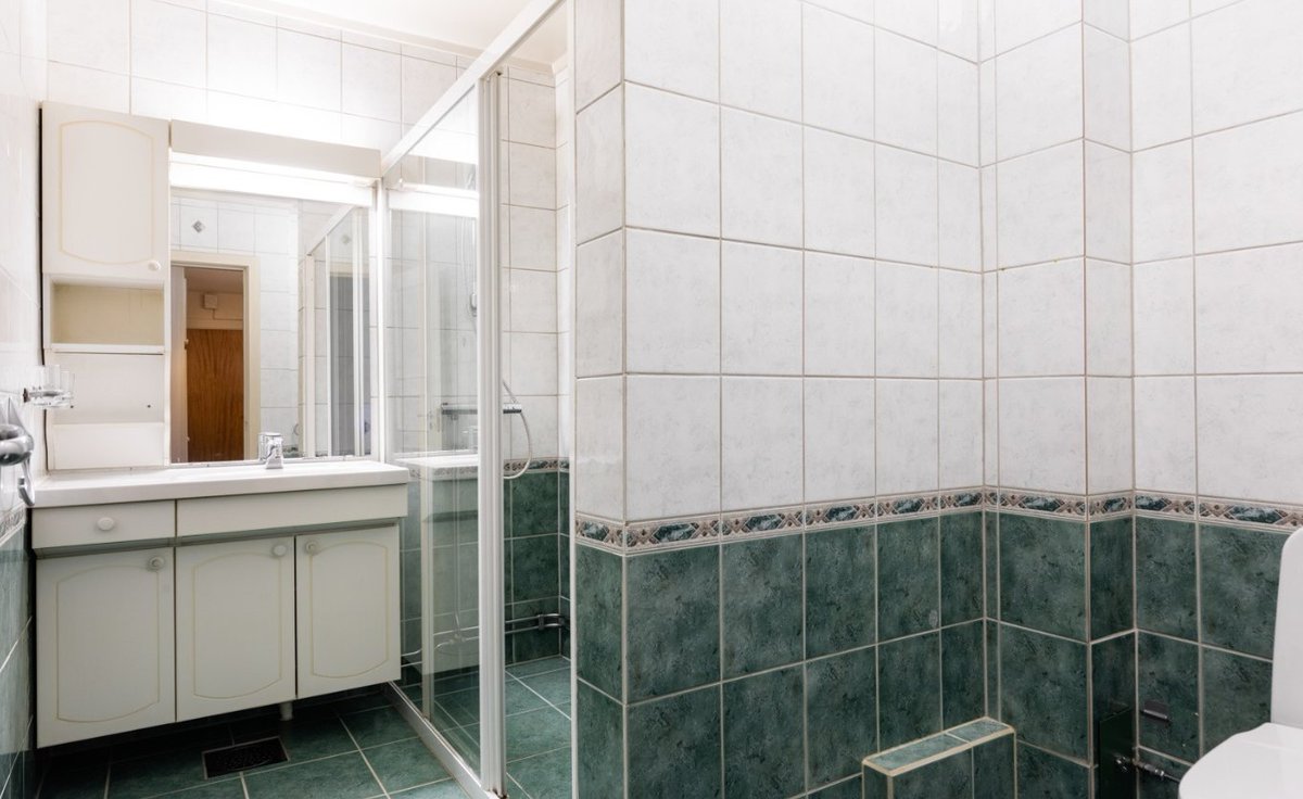 LocationLocati5's tweet photo. Og så kommer vi til badet og dagens dristigste(?) flisvalg. Må innrømme jeg først fikk assosiasjoner til respateksplatene vi hadde i garderoben i gymsalen når vi var små. 
Uansett, endret løsning til noe mer effektivt og plassbesparende. https://t.co/4vqHeEkWnq