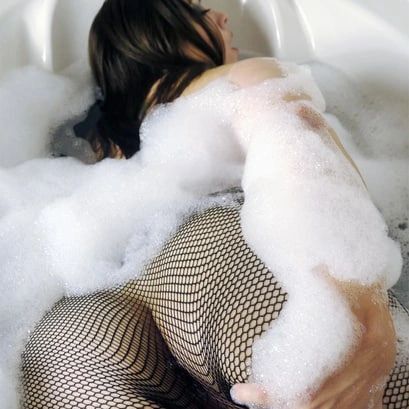 🛁💦💕 #BubbleBath #BubbleButt #BubblesForDays #BathTime #BathTubBoudior #DirtyGirl #DirtyMind #DirtyThoughtsCleanBodies #GetWetMakeBubbles #Fishnets #FishnetMermaid #OnlyFansGirl #PHubWorthy https://t.co/ehJaNYWz45