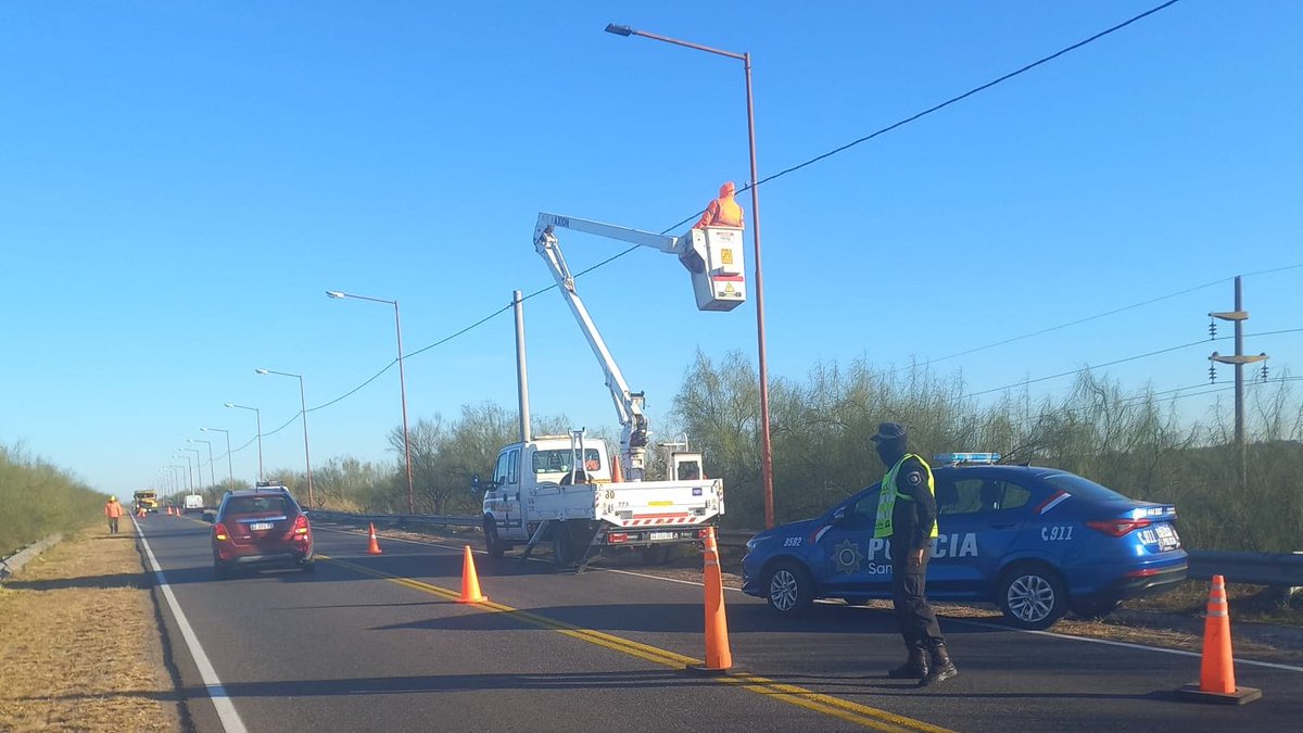 RedSegVial's tweet photo. Atención! #RP70 

🛣️ Esta semana continúan los trabajos de mantenimiento de luminarias a cargo de Vialidad Provincial entre Av Circunvalación y los puentes ubicados sobre el Río Salado. 

🚔 PSV brindará colaboración con reducción de calzada.

▶️Respetar las indicaciones https://t.co/z1QqJOp50E