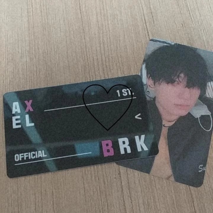 y00_st's tweet photo. #악셀지침서 
( 사진 찍는 재주가 없어서 필터의 힘을 빌려본 최선의 사진들... ㅎㅎ )
진짜 배송 왔다는 문자 오자마자 하루종일 소장본 생각에 하... 😭💓
뜯었는데 왤케 이쁜 것임 실물이 백배 천배 나아요 진심
소장본을 샀는데 소장본 하나 더! 무슨 홈쇼핑에서나 나올 법한 파격 세트에 https://t.co/MSs6BX8CKH