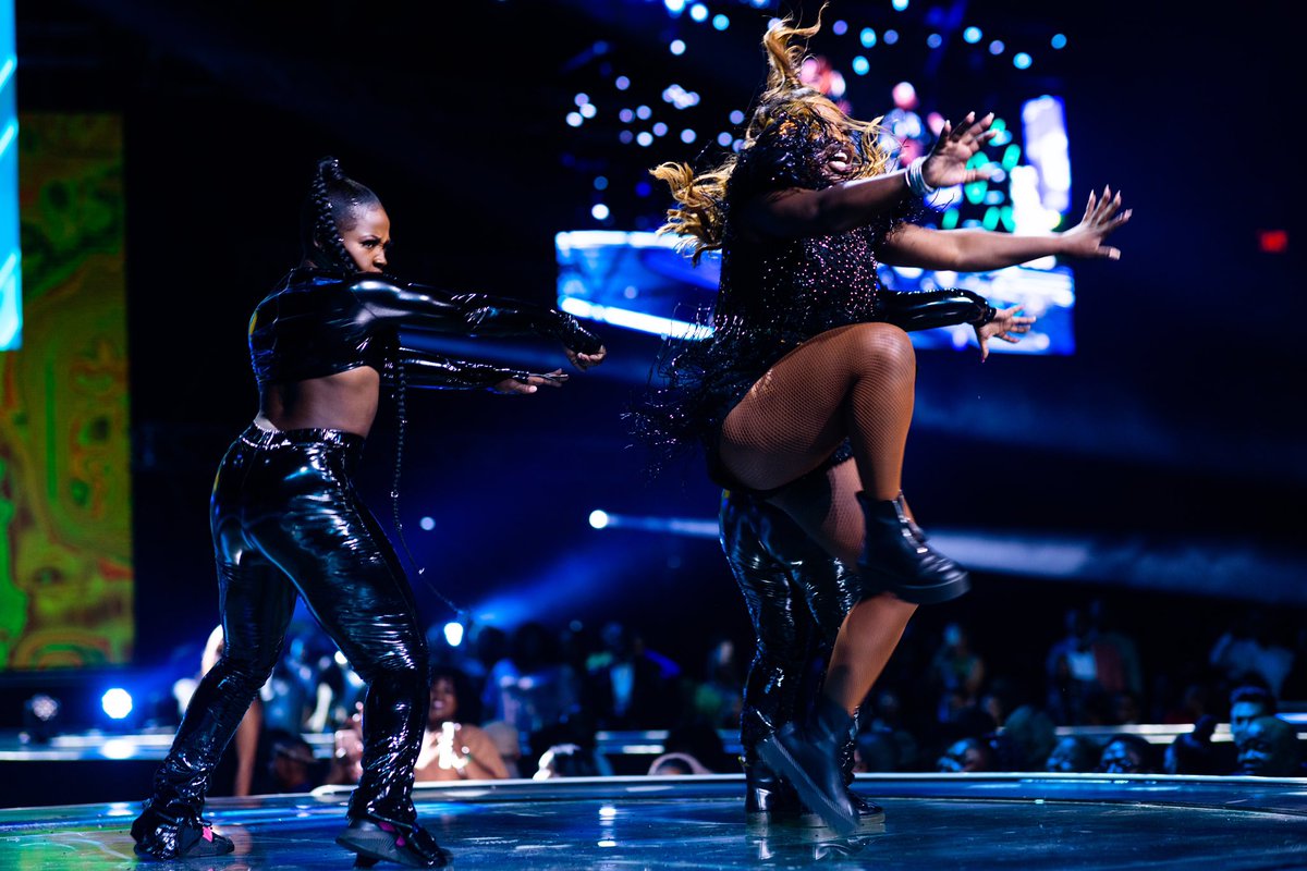 RelebogileM's tweet photo. @MakhadziSA is a Queen!!! Every rehearsal she was at 150% performance level. She is show fit, passionate, humble and gives it ALL on stage. Each and every time!!! 

An absolute honour working with you for @Official_MissSA!!! You did the damn things. 

Respect to you my sister ❤️ https://t.co/oaClBn0lta