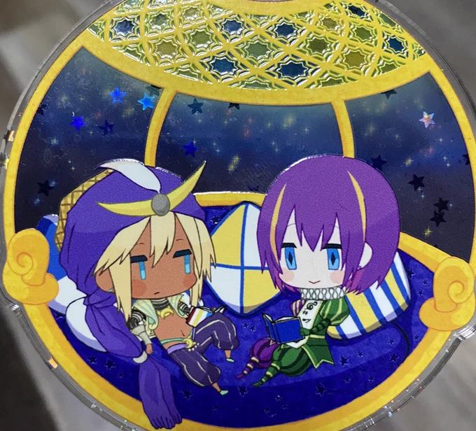 これは全然違う印刷所で昔作ったやつなんですけど通常は1枚目、光に透かすと2枚目、光をあてると3枚目(星ラメのあるアクリル使ってるので星が反射するのです)みたいなことができてな… 