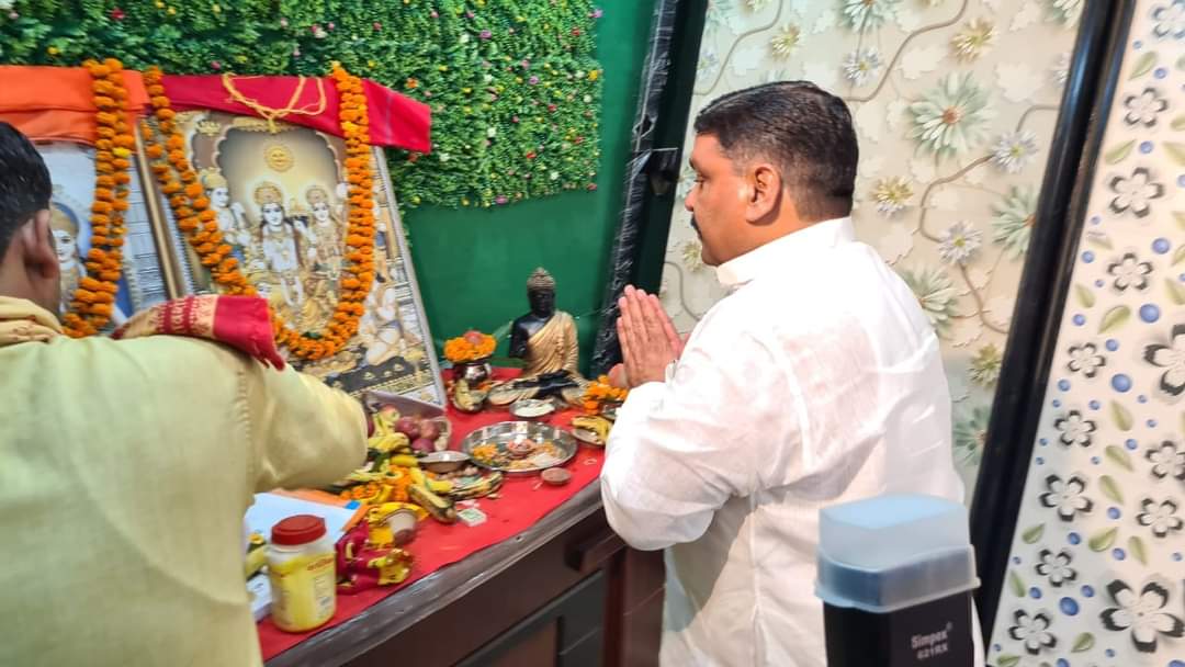 SinghArvindGope's tweet photo. आज दिनांक १७/८/२०२२ दिन (बुधवार) को  सपा नेत्री श्रीमती पूनम गिहार के निकट नाम चौराहा बड़ेल स्थित नवनिर्मित प्रतिष्ठान श्री बालाजी ग्रेट टाइल्स मार्बल के शोरूम का विधि विधानपूर्वक पूजनोपरांत नारियल फोड़कर शुभारम्भ किया व नये प्रतिष्ठान के उत्तरोत्तर प्रगति हेतु शुभकामनाएँ दी। https://t.co/GwyZ03xMYi