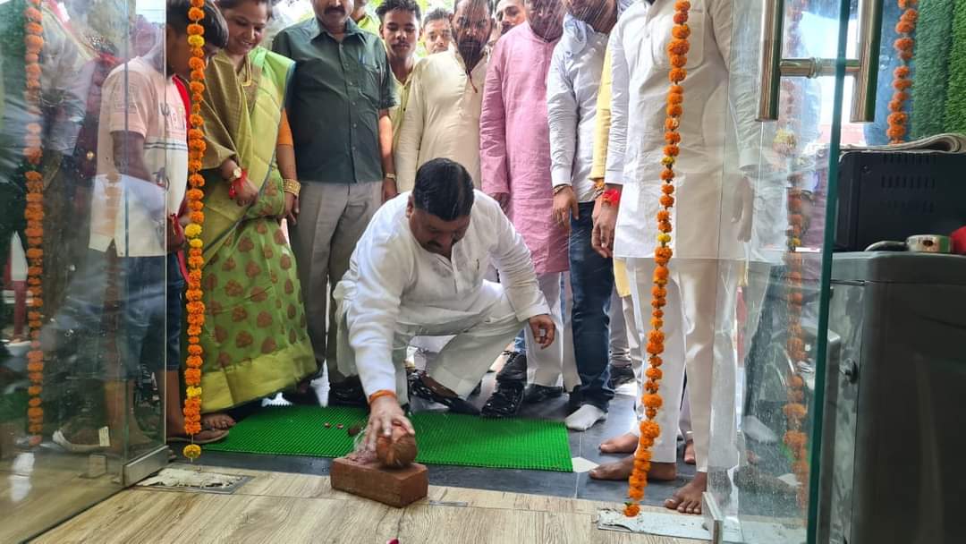 SinghArvindGope's tweet photo. आज दिनांक १७/८/२०२२ दिन (बुधवार) को  सपा नेत्री श्रीमती पूनम गिहार के निकट नाम चौराहा बड़ेल स्थित नवनिर्मित प्रतिष्ठान श्री बालाजी ग्रेट टाइल्स मार्बल के शोरूम का विधि विधानपूर्वक पूजनोपरांत नारियल फोड़कर शुभारम्भ किया व नये प्रतिष्ठान के उत्तरोत्तर प्रगति हेतु शुभकामनाएँ दी। https://t.co/GwyZ03xMYi